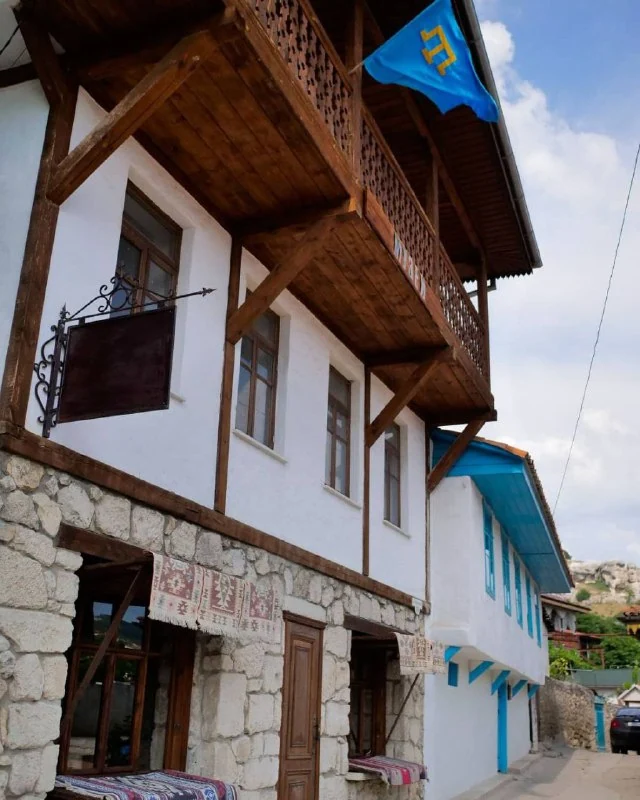 Уличный ракурс здания и деревянного балкона — Dervish Evi