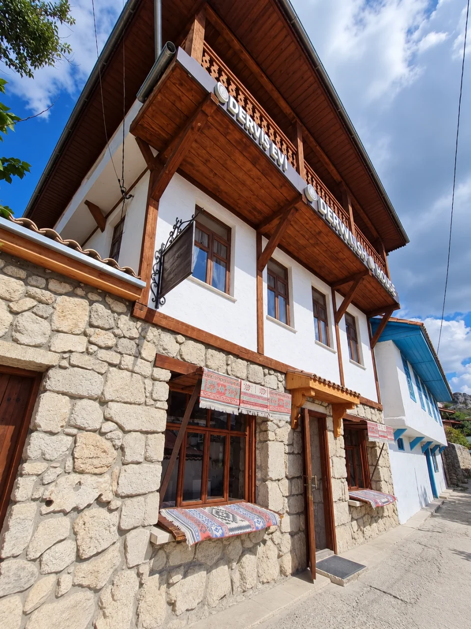 Дом Dervish Evi со стороны улицы